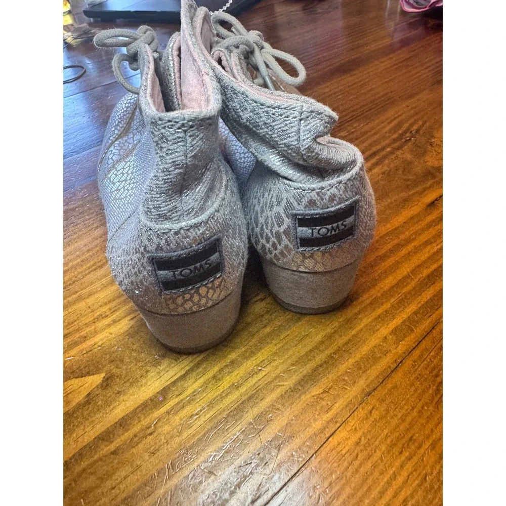 TOMS Kids Silver Metallic Snakeskin Desert Wedge Lace Up Ankle Boots Size 6Y